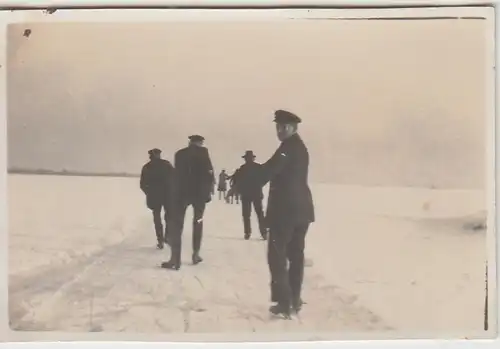 (F24803) Orig. Foto Loga (Leer), Personen beim Schlittschuhlaufen 1929