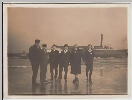 (F24799) Orig. Foto Leer, Personen m. Schlittschuhen am Hafen 1929
