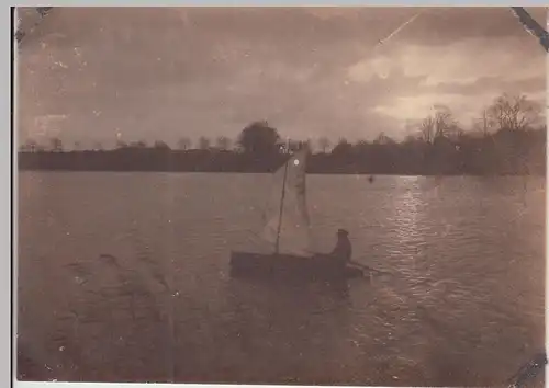(F24795) Orig. Foto kleines Segelboot auf dem Teich, Sonnenuntergang 1920er