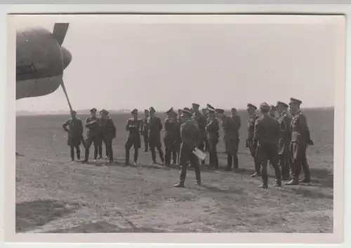 (F24793) Orig. Foto deutsche Soldaten vor einem Flugzeug Bomber 1933-45