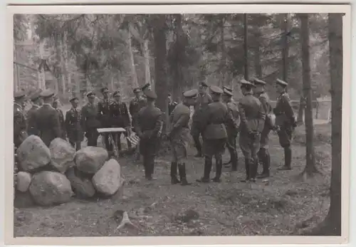 (F24790) Orig. Foto deutsche Soldaten bei der Ausbildung im Wald 1933-45