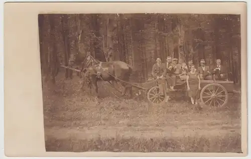 (F24789) Orig. Foto Personen auf Pferdewagen am Waldrand 1910/20er