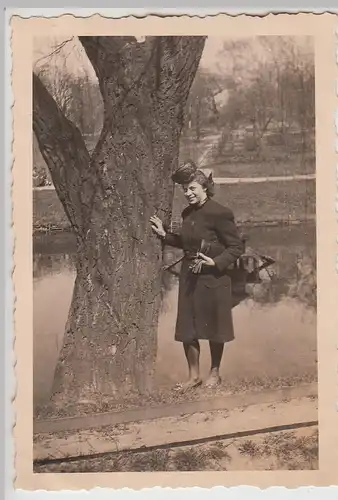 (F24787) Orig. Foto Kiel, junge Frau im Horst-Wessel-Park 1941