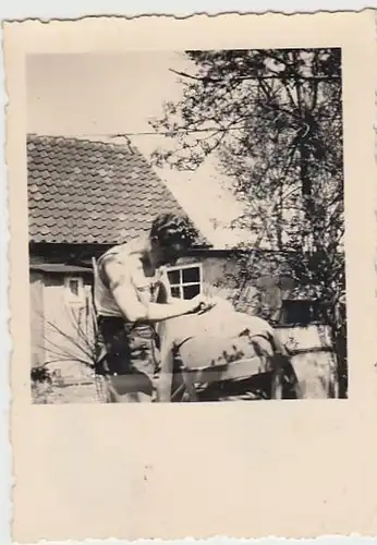 (F2478) Orig. Foto Mann im Wehrmachts-Hemd hinter d. Haus, 1940er