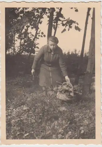 (F24779) Orig. Foto Frau mit Körbchen in Kiel Kollhorst 1941
