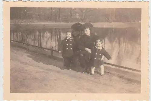 (F24777) Orig. Foto Kiel, Frauen mit Kindern im Schwanenseepark 1941