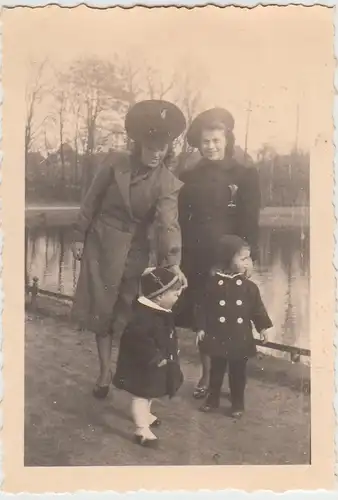 (F24773) Orig. Foto Kiel, Frauen mit Kindern im Schwanenseepark 1941