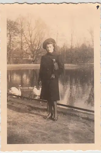 (F24772) Orig. Foto Kiel, Frau im Schwanenseepark 1941