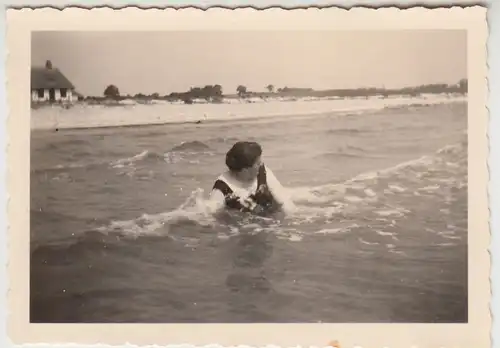 (F24761) Orig. Foto Ostseebad Rettin, Frau im Wasser 1940