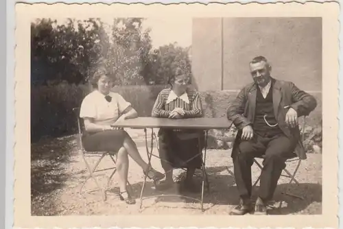 (F24758) Orig. Foto Personen am Tisch am Haus in in Pelzerhaken 1940