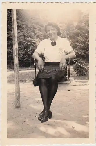 (F24745) Orig. Foto junge Frau sitzt auf Kinderkarussell 1940