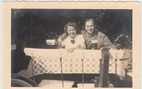 (F24742) Orig. Foto Paar am Tisch im Freien 1940