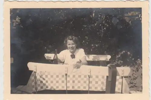 (F24741) Orig. Foto junge Frau am Tisch im Freien 1940