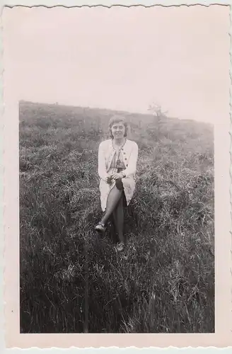 (F24740) Orig. Foto Frau auf Wiese am See in Bordesholm 1940