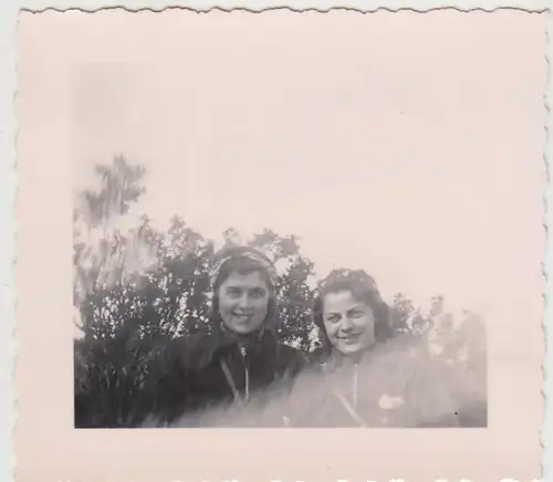 (F24739) Orig. Foto junge Frauen im Freien in Vieburg 1940