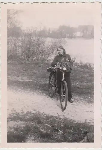 (F24735) Orig. Foto Frau m. Fahrrad, Tour v. Kiel nach Bordesholm 1940