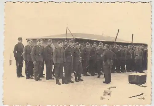 (F2473) Orig. Foto 2.WK, Soldaten angetreten im Barackenlager, 1940er