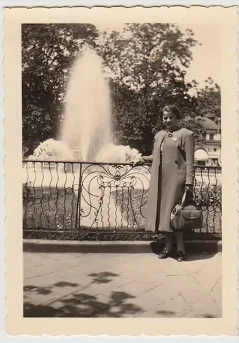 (F24728) Orig. Foto München, Frau am Springbrunnen 1938