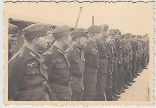 (F2471) Orig. Foto 2.WK, Soldaten angetreten im Barackenlager, 1940er