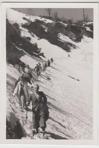 (F24701) Orig. Foto Hochfelln, Bergwanderung durch Schneewehe 1938