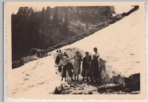 (F24700) Orig. Foto Hochfelln, Bergwanderung durch Schneewehe 1938