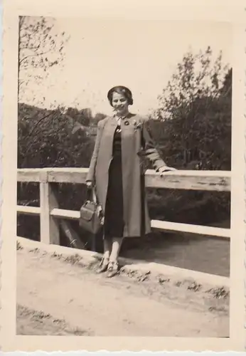 (F24684) Orig. Foto Frau auf kleiner Brücke, Weg nach Siegsdorf 1938