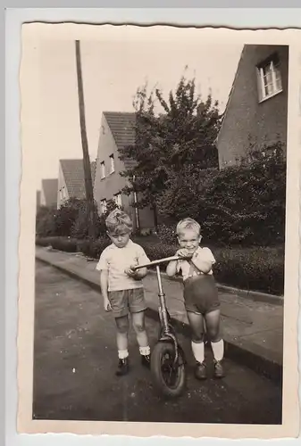 (F24671) Orig. Foto kleine Jungs mit Roller auf der Straße 1950er