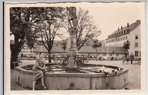 (F24648) Orig. Foto Freudenstadt, Frau am Brunnen 1950er