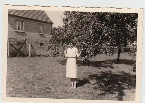 (F24641) Orig. Foto Frau in einem Garten in Leuterod 1962