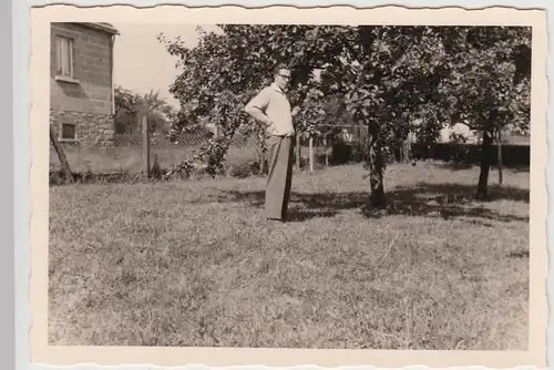 (F24640) Orig. Foto Mann in einem Garten in Leuterod 1962