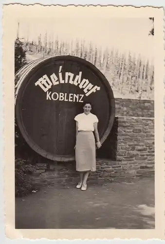 (F24638) Orig. Foto Frau am Weindorf Koblenz 1953