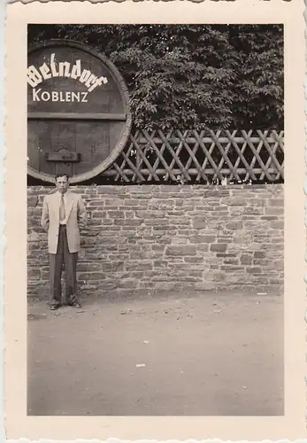 (F24637) Orig. Foto Mann am Weindorf Koblenz 1953