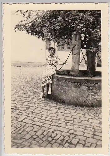 (F24634) Orig. Foto Montabaur, Frau am Brunnen 1953