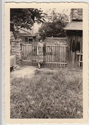 (F24631) Orig. Foto Leuterod, Frau am Gartentor eines Wohnhauses 1953