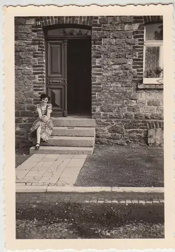 (F24630) Orig. Foto Leuterod, Frau am Eingang eines Wohnhauses 1953