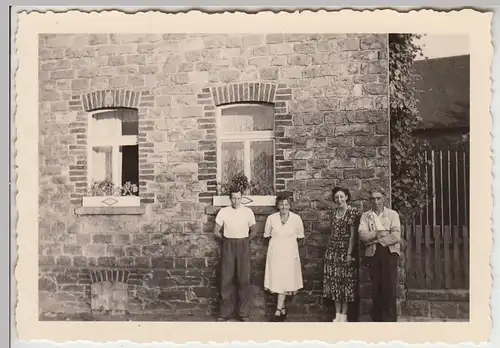 (F24629) Orig. Foto Leuterod, Personen an einem Wohnhaus 1953