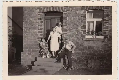 (F24628) Orig. Foto Leuterod, Personen am Eingang eines Wohnhauses 1953