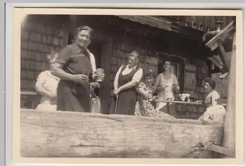 (F24617) Orig. Foto Personen an Almhütte a.d. Gindelalm 1950er