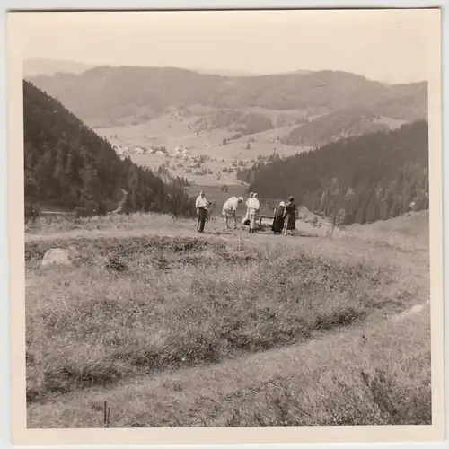 (F24613) Orig. Foto Merzenschwand, Personen wandern 1957