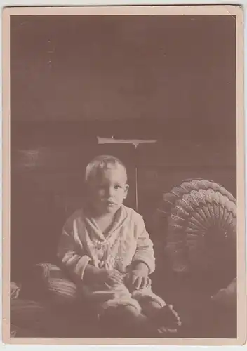 (F24607) Orig. Foto kleiner Junge am Bett 1920er