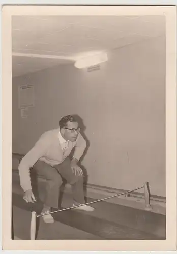 (F24604) Orig. Foto Mann beim Kegeln 1960er (Stoppseil m. Glocke)