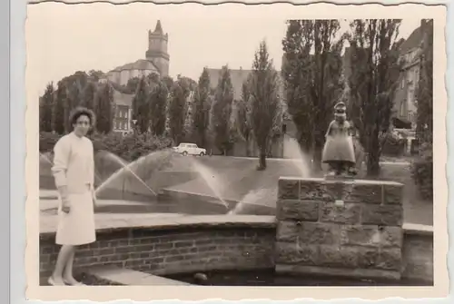 (F24602) Orig. Foto Kleve, Frau beim Schloss Schwanenburg 1960er