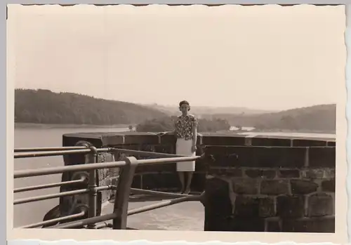 (F24600) Orig. Foto Ennepetalsperre, Frau a.d. Staumauer 1960er