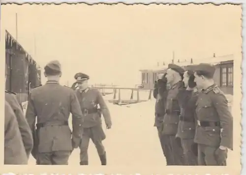 (F2459) Orig. Foto 2.WK, Soldaten-Ausbildung, Salutieren, Strammstehen, 1940er