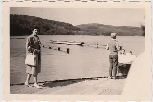 (F24583) Orig. Foto Laacher See, Personen am Ufer 1959