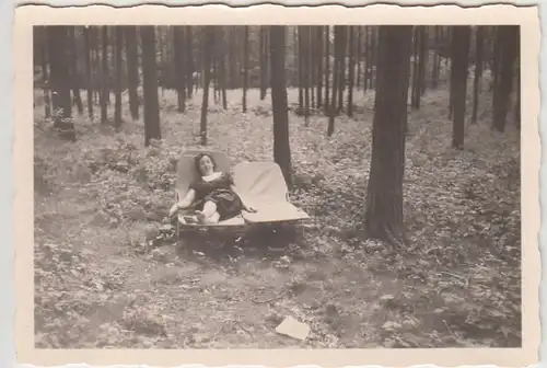 (F24582) Orig. Foto Klein Reken, mit dem Liegestuhl im Wald 1959