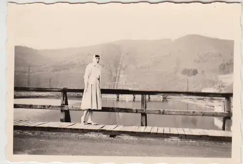 (F24575) Orig. Foto Eder-Talsperre, Frau am Geländer 1959