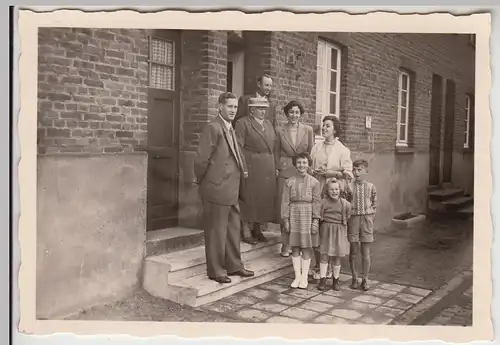 (F24574) Orig. Foto Personen an einem Haus in Uedem 1950er