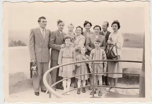 (F24573) Orig. Foto Personen im Freien in Uedem 1950er