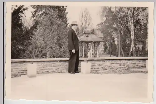 (F24568) Orig. Foto Bad Soden, Mann beim Pavillon 1950er